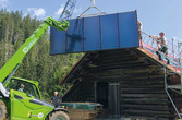 Montage eines Solarthermiekollektors auf einem landwirtschaftlichen Nebengebäude, Referenzprojekt eines HSH-Installatörs