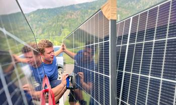Mitarbeiter von Haustechnik Egger aus Matrei in Osttirol mit Photovoltaikmodul