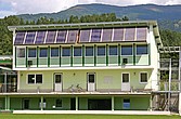 Große Solaranlage an der Fassade eines Hauses