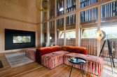 Der großzügige Wohnraum mit Wohnlandschaft und Kamin im Chalet Kaiser
