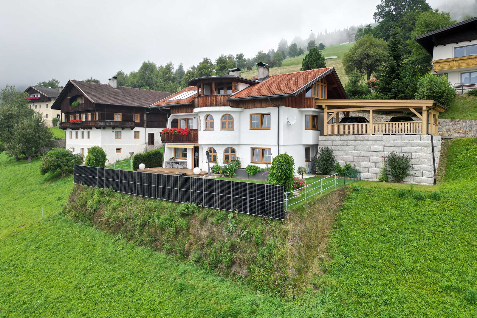 Das nach Süden ausgerichtete Wohnhaus mit vertikalem Solarzaun 