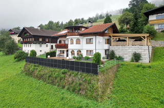 Das nach Süden ausgerichtete Wohnhaus mit vertikalem Solarzaun 