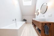 modernes Bad mit Dachschräge, Fink Martin Installationstechnik GmbH, Bezau