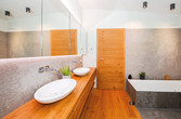 Badezimmer mit hintergrundbeleuchtetem Spiegel