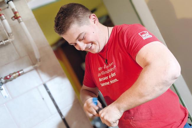 Philipp Anderl, Installateur bei Hahn in Langschlag, mit Freude bei der Arbeit