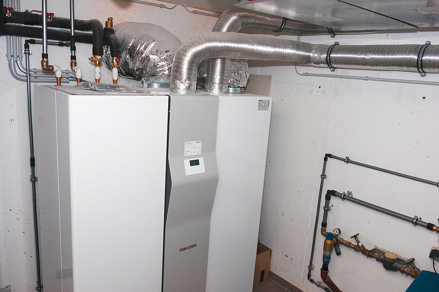 Wärmepumpe im Keller eines Wohnhauses