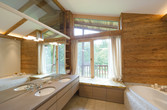Badezimmer mit beleuchtetem Spiegel
