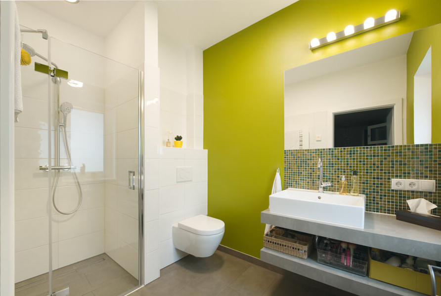 Bad mit bodenebener Dusche und Designfliesen
