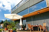 Ein Haus mit Solaranlage an der Fassade