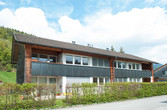 Mehrfamilienhaus mit SST Fassadenkollektor für Solarthermie, Referenzprojekt eines HSH-Installatörs