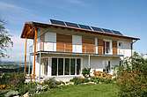 Ein Haus mit Solaranlage am Dach