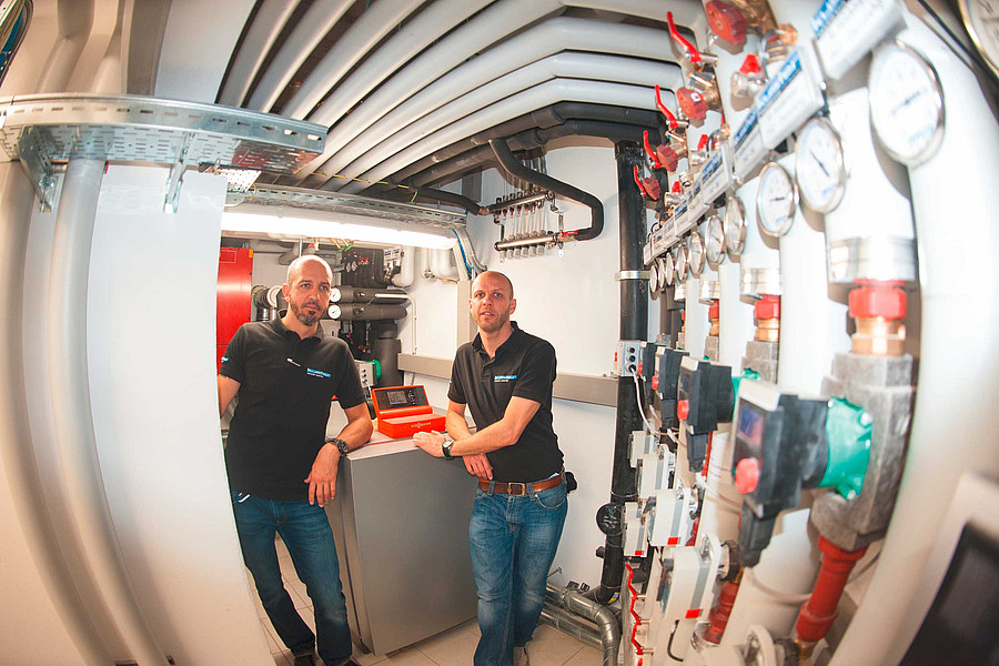 Harald und Florian Kuster in Heizkeller der Kurapotheke Schruns