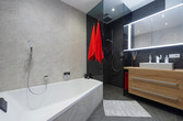 Badezimmer mit beleuchtetem Spiegel
