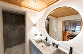 Badezimmer mit beleuchtetem Spiegel