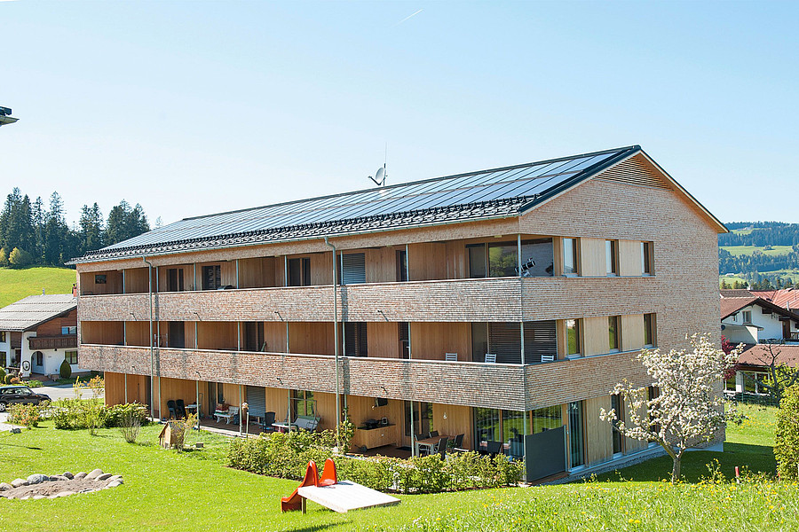 Solaranlage auf dem Dach eines Wohnblocks
