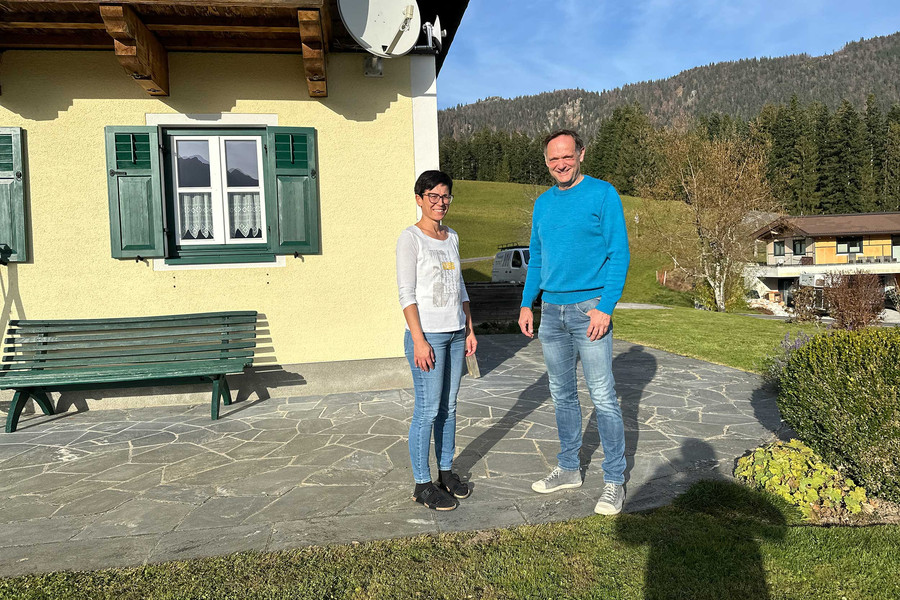Hausherrin Susanne Steiner und HSH-Installatör Walter Windhofer