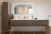 Badezimmer mit beleuchtetem Spiegel