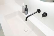 Corianwaschbecken mit schwarzen Armaturen, Fink Martin Installationstechnik GmbH, Bezau