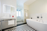 Wellness-Badewanne und schwarze weiße Fliesen