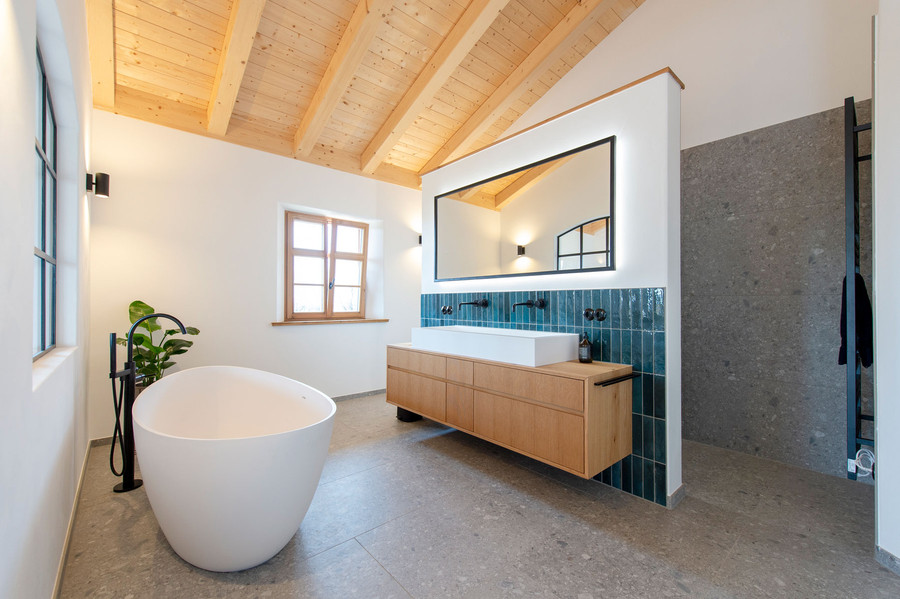 Bad mit freistehender Badewanne und doppelten Waschtisch aus Holz mit Aufsatzwaschbecken