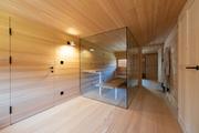 Badezimmer mit Holzboden und Sauna-Glasverbau, Christoph Bereuter GmbH, Sibratsgfäll und Lingenau