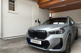 Das Elektrofahrzeug kann im Carport mit PV-Strom geladen werden