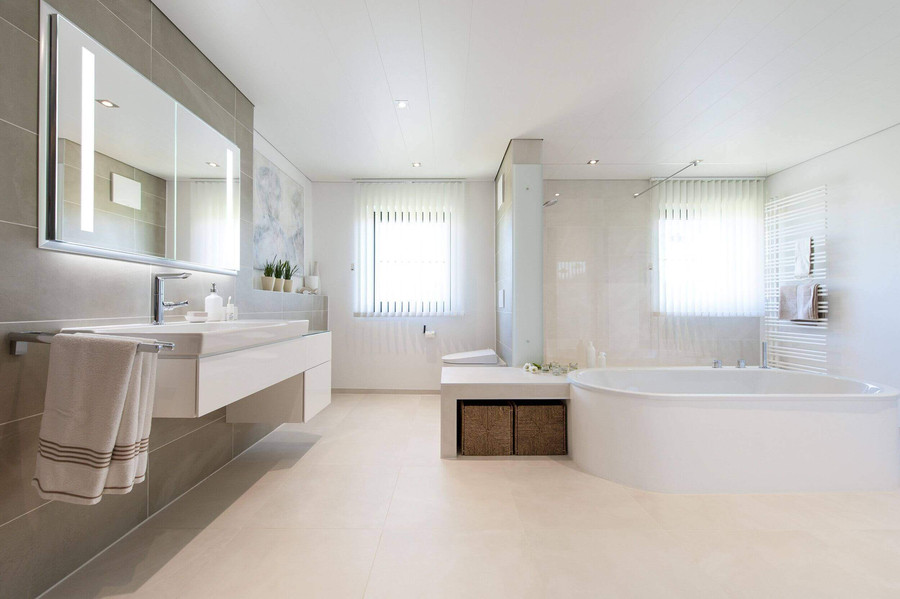 Badezimmer mit Waschtisch und Badewanne