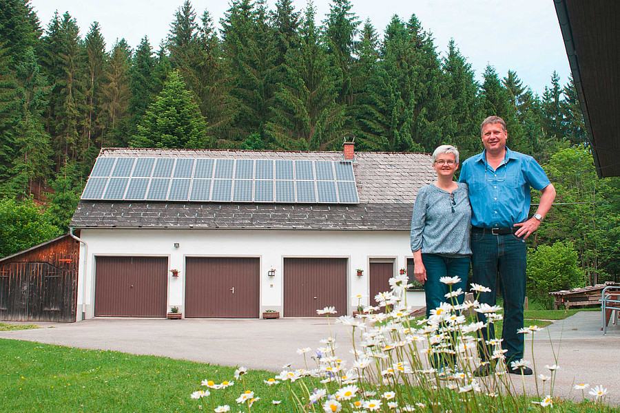 Familie Mayer stolz vor Photovoltaik-Anlage