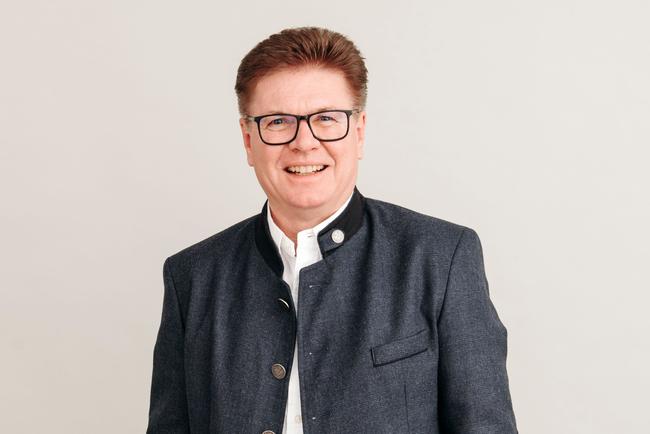 Hannes Handler, Geschäftsführer bei Handler Sanitär Heizung in Hartberg. Rechts sein Zitat.