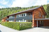 Ein Haus mit Solaranlage am Balkon