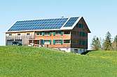Ein Haus mit Solaranlage und Photovoltaik am Dach