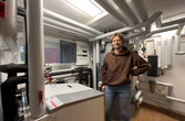 Hausherr Johannes Hölzl im Technikraum