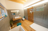 Dusche mit Glasabtrennung