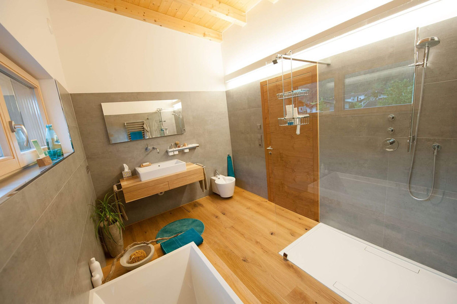 Bad mit Holzboden, Dusche und Badewanne