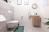 Separates Gäste-WC mit Urinal und Handwaschbecken