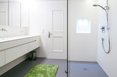 Fugenloses Bad mit bodenebener Dusche 