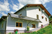 Ein Einfamilienhaus mit Solarthermie