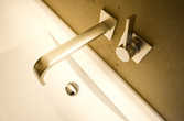 Waschtisch mit Design-Armatur