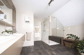 Bad mit Dusche mit Glasabtrennung