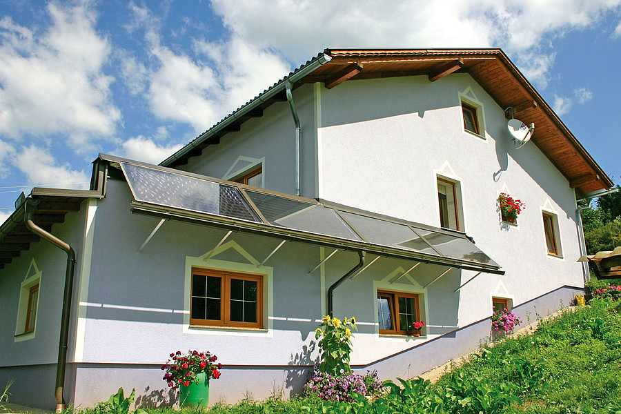 Solaranlage als Vordach am Nebengebäude