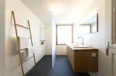 Bad mit Möbeln aus Holz und bodenebener Dusche