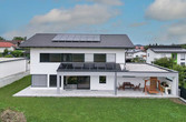 Einfamilienhaus mit PV-Anlage und Wärmepumpe zum Heizen und Kühlen