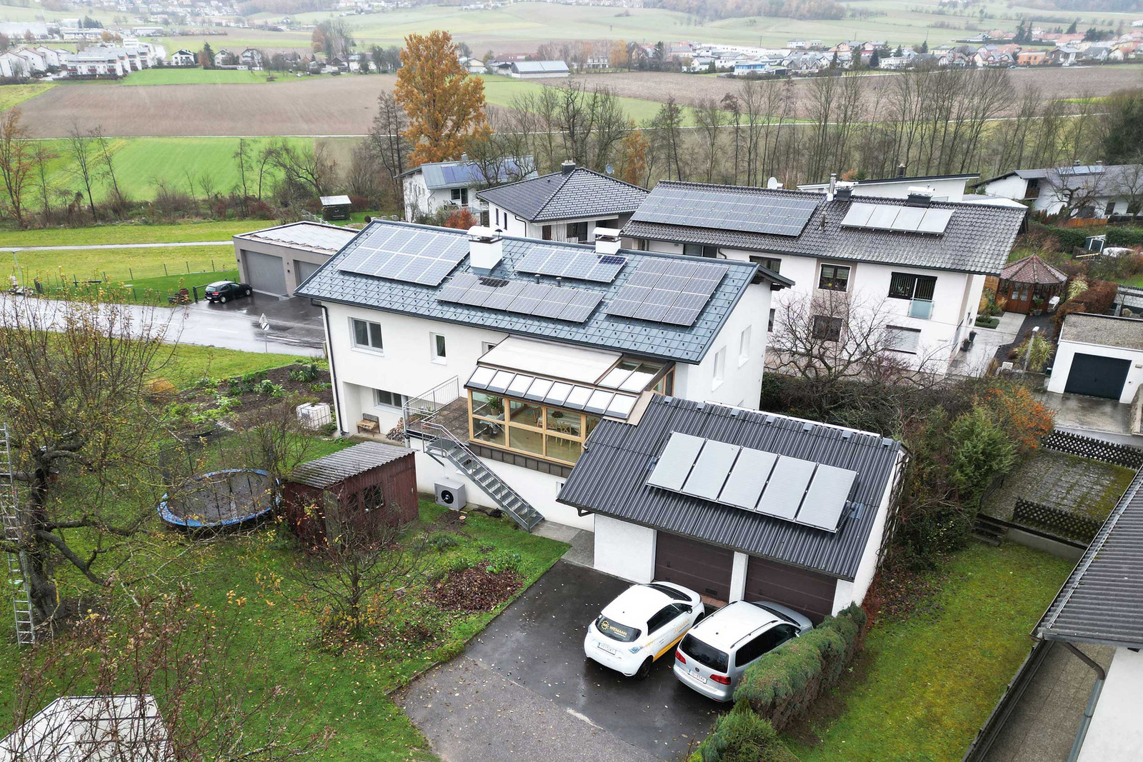 Ein Wohnhaus mit innovativer Wärmepumpentechnologie und Solarenergie