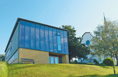 Ein Gebäude mit Solarfassade in den oberen Stockwerken