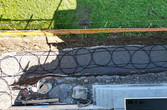 Baustellenbild Draufsicht fertig verlegte Rohrschlaufen für Ringgrabenkollektor