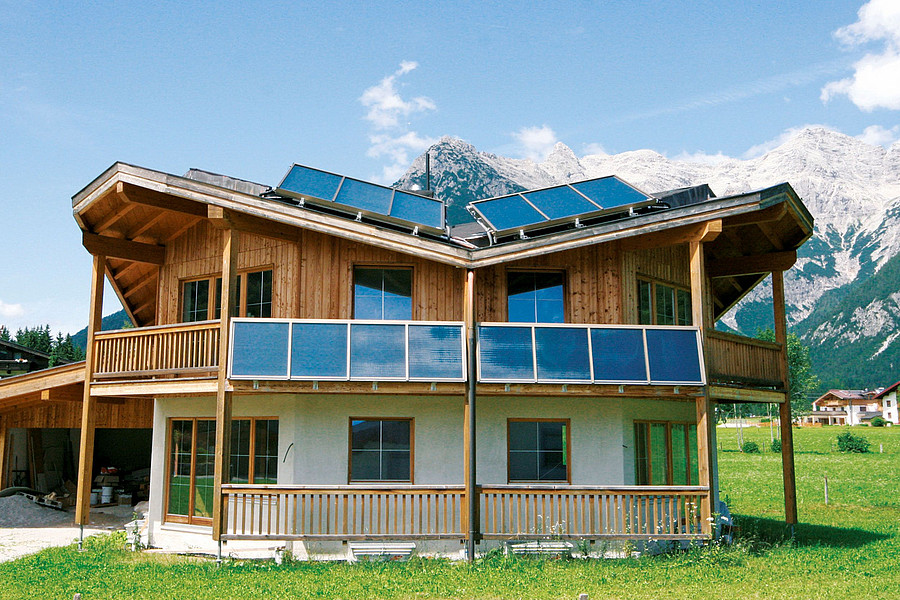 Solarkollektoren am Balkon und am Dach