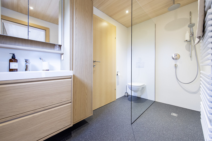 Badezimmer mit durchgehendem fugenlosen Boden und Wänden