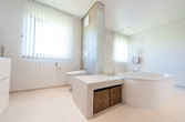 Bad mit Badewanne und Sitzbank