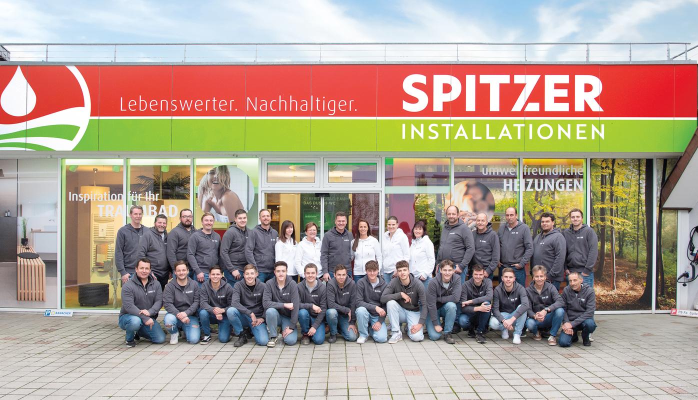 Das Team von Spitzer Installationen vor der Geschäftsstelle in Feldkirchen