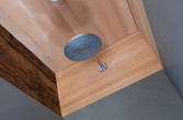 Dusche mit Holzdecke